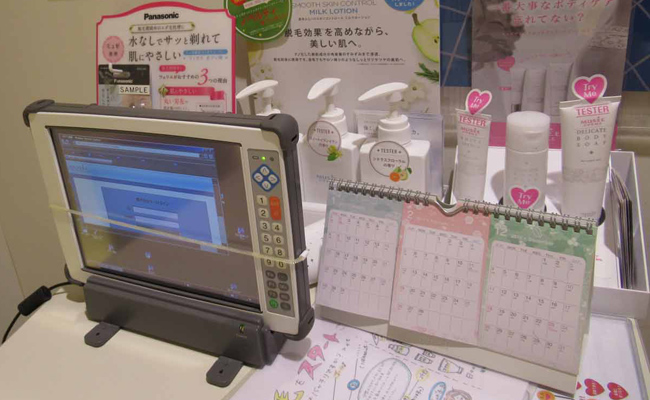 テーブルの上のタブレット端末
