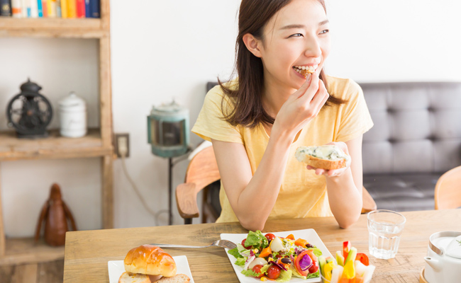 サラダを食べる女性