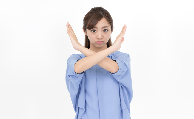 やめるポーズを取る女性