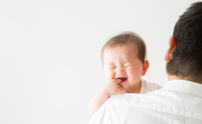 毛深いお父さんに抱っこされる赤ちゃん